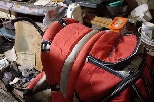 В Одессе двое маленьких детей жили в квартире-свалке
