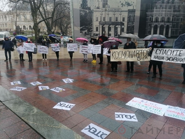 На Думской площади просят дать свет в общежитие и жалуются на адвоката