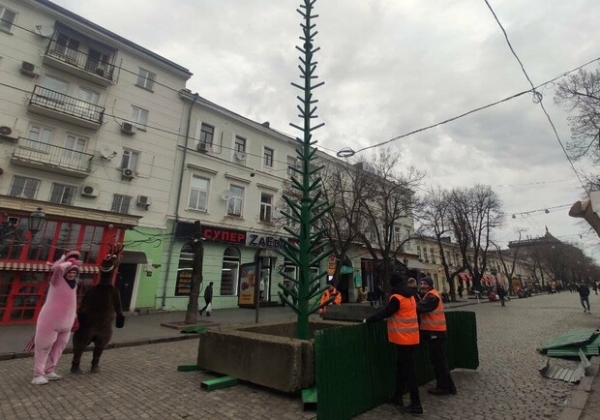 На Дерибасовской устанавливают новогоднюю елку и готовятся к ярмарке