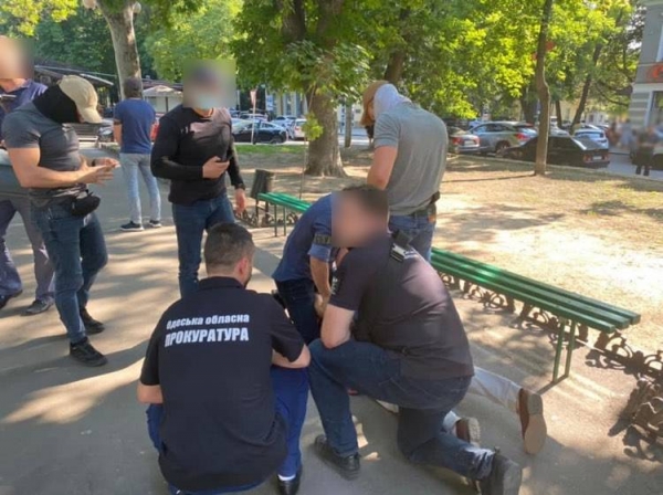 Сотруднику Одесской таможни грозит десять лет за взятки при растаможке автомобилей