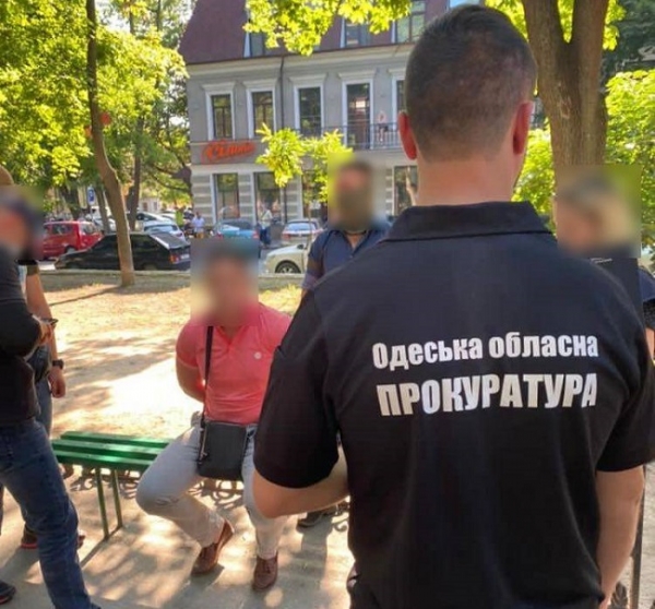 Сотруднику Одесской таможни грозит десять лет за взятки при растаможке автомобилей