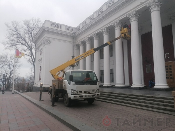 У одесской мэрии устанавливают карусель