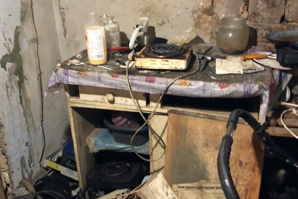 В Одессе двое маленьких детей жили в квартире-свалке