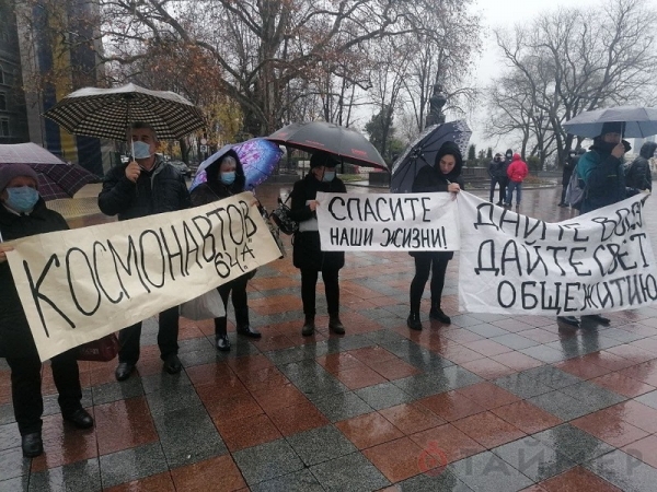 На Думской площади просят дать свет в общежитие и жалуются на адвоката