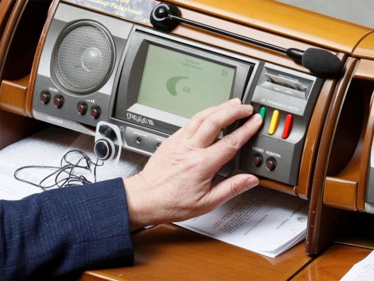 Де б не працювати — аби не працювати: нардепи продовжили собі зимові канікули
