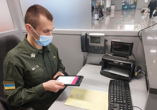 В Одесском аэропорту задержали трех человек с купленными COVID-сертификатами