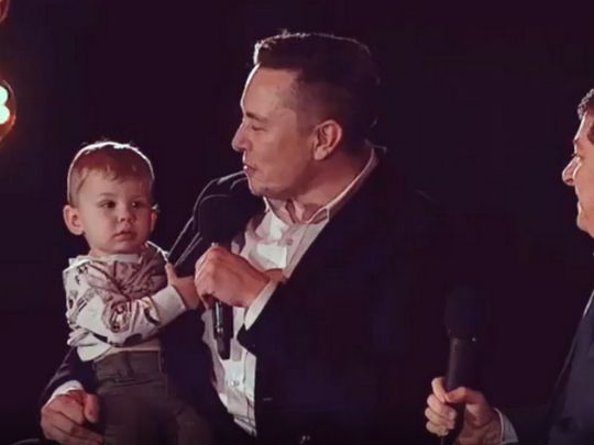 Ілон Маск прийшов з півторарічним сином на церемонію вручення премії «Людина року» журналу Time (відео)