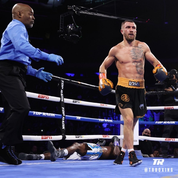 Ломаченко — Коммі: відео нокдауну в чемпіонському бою
