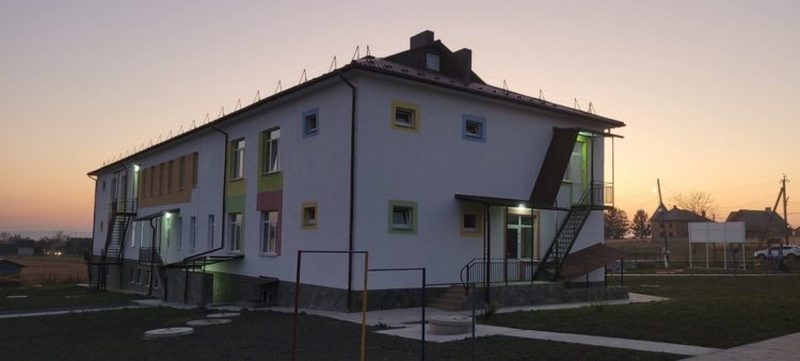 На Буковині «Велике будівництво» Зеленського ліквідувало ще один довгобуд — відкрився садок в Опришенах