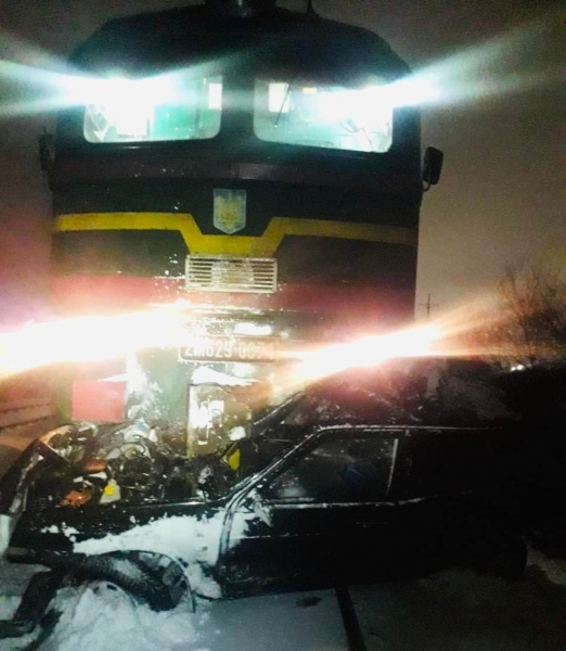 Потяг Київ — Івано-Франківськ зніс легковик на переїзді: є жертви