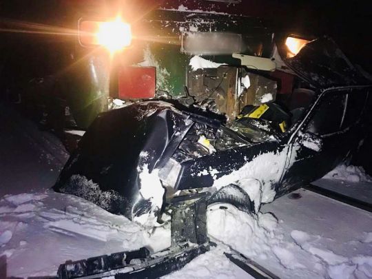 Потяг Київ — Івано-Франківськ зніс легковик на переїзді: є жертви