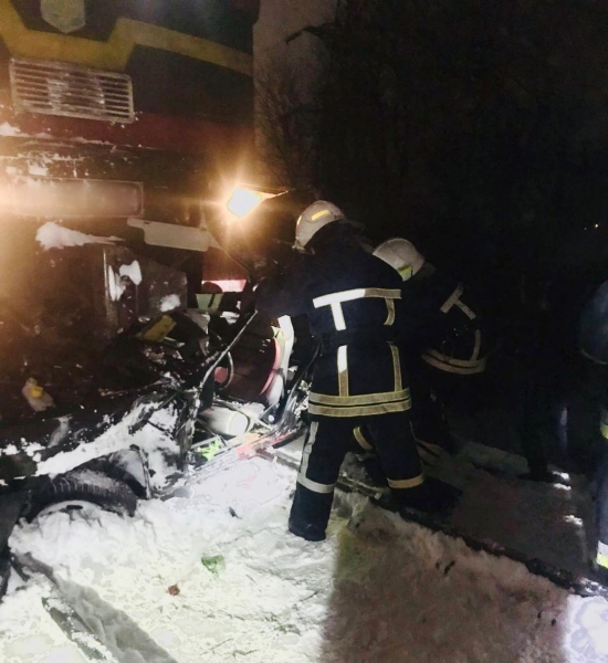 Потяг Київ — Івано-Франківськ зніс легковик на переїзді: є жертви