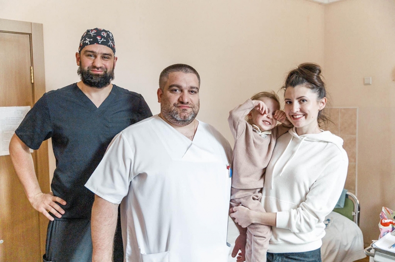 «Симптоми спочатку нагадували отруєння. А через день відмовили нирки, потім легені і серце»: у столичному «Охматдиті» врятували життя 3-річної дівчинки