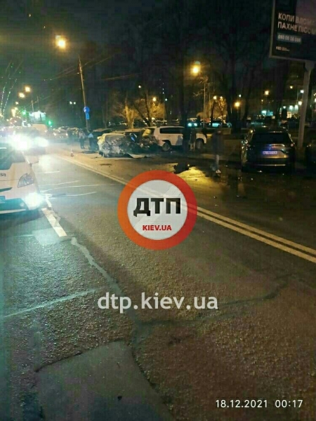В Киеве Toyota протаранила сразу 15 припаркованных авто