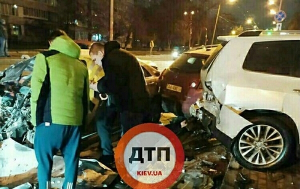 В Киеве Toyota протаранила сразу 15 припаркованных авто