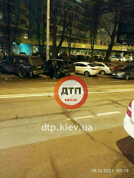 В Киеве Toyota протаранила сразу 15 припаркованных авто