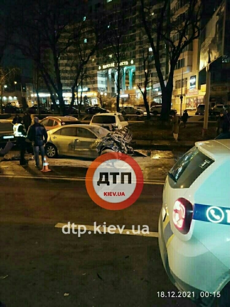В Киеве Toyota протаранила сразу 15 припаркованных авто