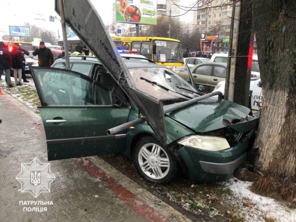 В Луцке подросток за рулем Renault влетел в толпу на «зебре»: появилось видео инцидента