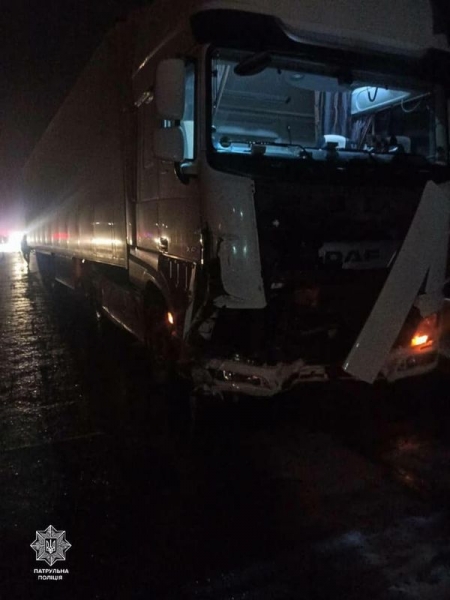 Загинули двоє дітей та їхній батько: у страшній ДТП під Житомиром легковий автомобіль зіткнувся лоб у лоб з вантажівкою