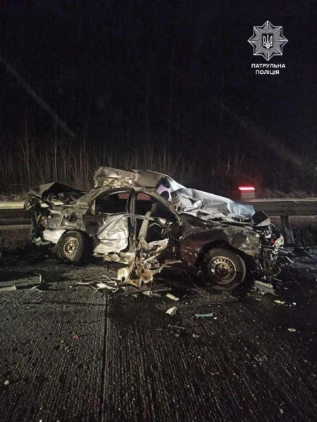 Загинули двоє дітей та їхній батько: у страшній ДТП під Житомиром легковий автомобіль зіткнувся лоб у лоб з вантажівкою
