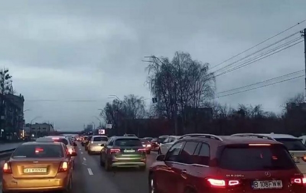 Пробки и огромные очереди: какая ситуация в Киеве