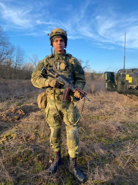 «Щоб допомогти пораненому, біг майже два кілометри під ворожим обстрілом», — військовий медик Владислав Кеник