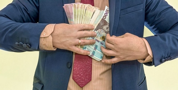 Стало известно, сколько получаются украинские топ-чиновники