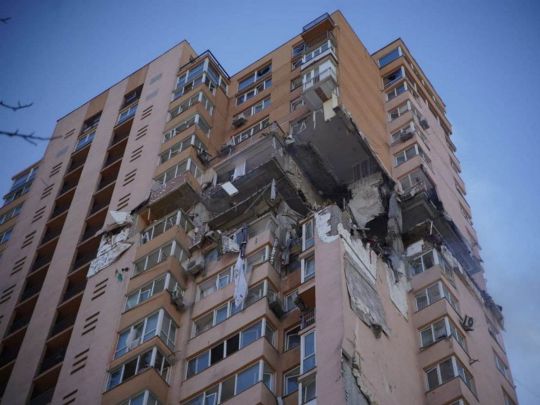 У мережі з'явилося відео моменту влучання ракети в житлову багатоповерхівку в Києві