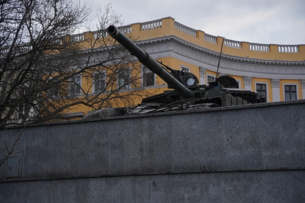 Боевая сталь на страже Одессы: военные сделали необычный фоторепортаж из центральной части города