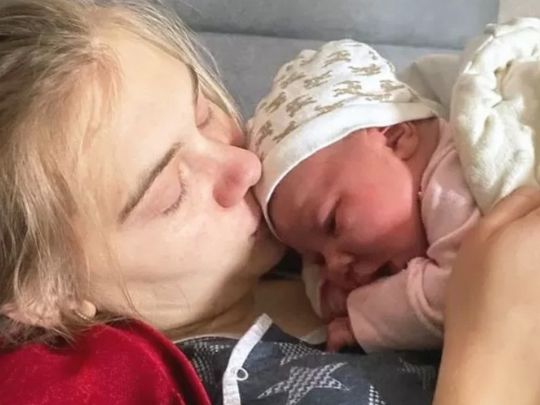 Без світла, води й під вибухи за вікном: 21-річна мешканка Бучі розповіла, як народжувала в нелюдських умовах