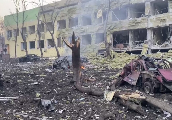 В Мариуполе оккупанты уничтожили больницу: под завалами есть люди
