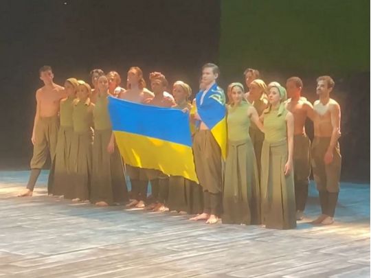 «Глядачі Дортмунду аплодували 20 хвилини стоячи, коли виніс український прапор»: як вінницький танцівник змусив росіян допомагати Україні