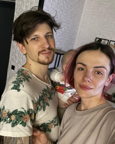 «Порожнє поле без жодного ліхтаря, темінь і ні душі»: MamaRika розповіла, як із маленьким сином на руках пішки перетинала кордон