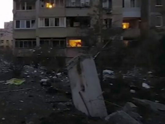 Уламки збитої ракети впали на багатоповерхівку на київських Позняках: одна людина загинула, троє поранені (фото, відео)