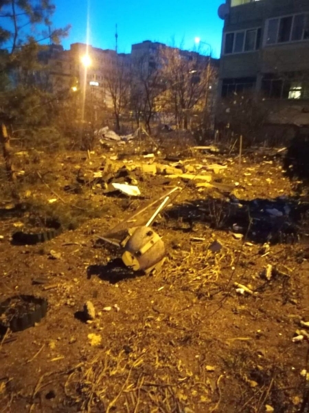Уламки збитої ракети впали на багатоповерхівку на київських Позняках: одна людина загинула, троє поранені (фото, відео)