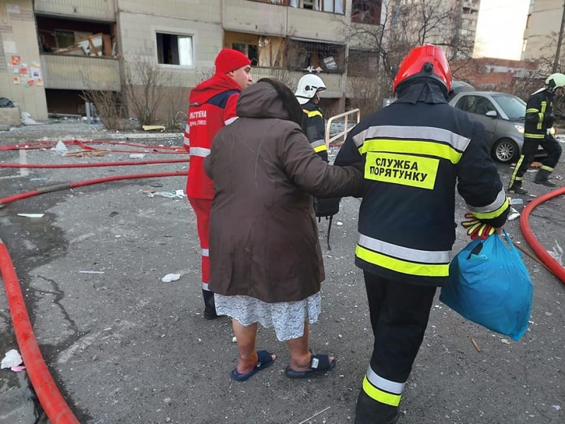 Уламки збитої ракети впали на багатоповерхівку на київських Позняках: одна людина загинула, троє поранені (фото, відео)