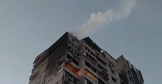 Уламки збитої ракети впали на багатоповерхівку на київських Позняках: одна людина загинула, троє поранені (фото, відео)