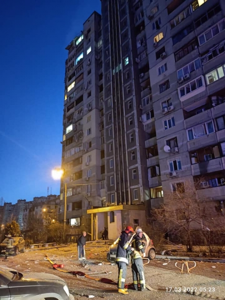 Уламки збитої ракети впали на багатоповерхівку на київських Позняках: одна людина загинула, троє поранені (фото, відео)