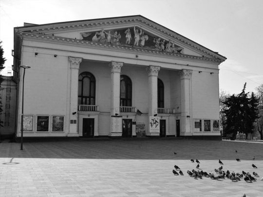 Заживо поховали під завалами: путінські нелюди скинули бомбу на драмтеатр Маріуполя, де ховалися сім'ї з дітьми
