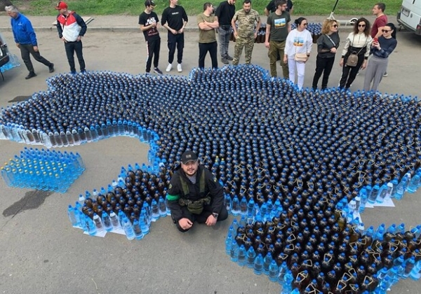 В Одессе собрали девять тонн воды для Николаева и сложили из нее карту Украины