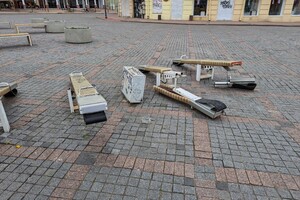 Многострадальные качели на Греческой продолжают разрушаться