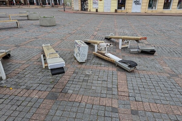 Многострадальные качели на Греческой продолжают разрушаться