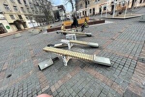 Многострадальные качели на Греческой продолжают разрушаться