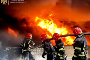 Одесские спасатели показали, как тушили пожар после ракетного удара 3 апреля