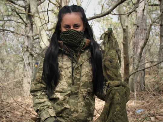 «Це не люди, всіх треба мочити»: українська снайперка «Угольок» пояснила, чому воює проти путінських орків