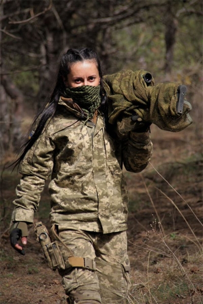«Це не люди, всіх треба мочити»: українська снайперка «Угольок» пояснила, чому воює проти путінських орків
