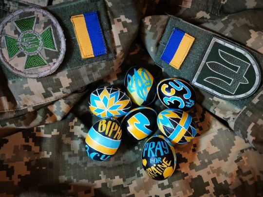 «Які часи, такі й писанки»: українська майстриня розписує обереги на честь ЗСУ