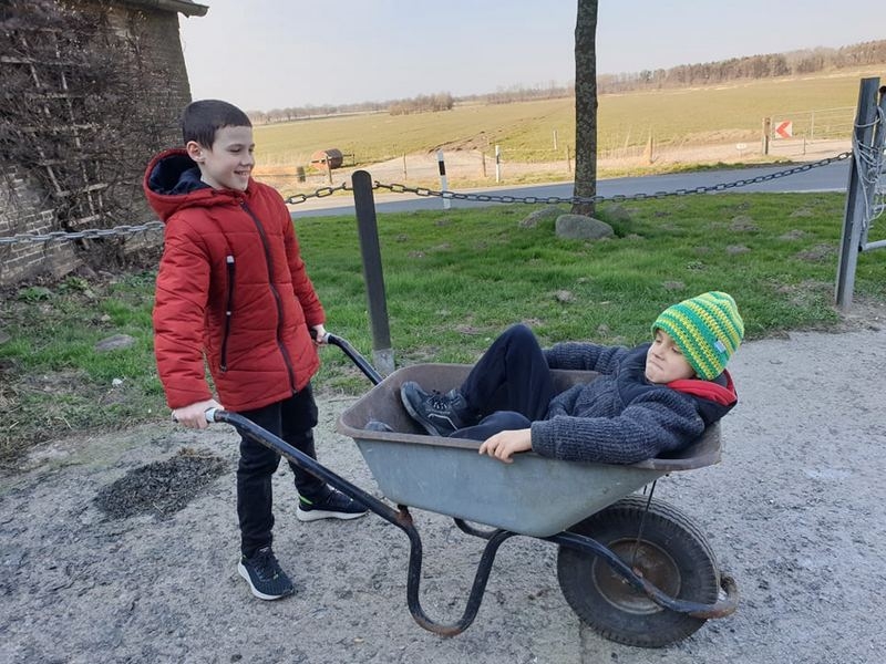 «Нас зустрічали як королів, виділили двоповерховий палац на 11 кімнат»: багатодітна мати з Ірпіня про життя біженців з України в Німеччині