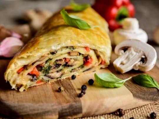 Штрудель з куркою, сиром і грибами: ніжність смаку зачарує кожного
