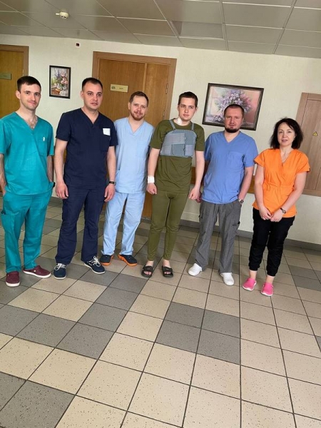 «Таких випадків лише одиниці»: столичні лікарі витягнули уламок кулі, що зупинився за міліметр від серця українського воїна
